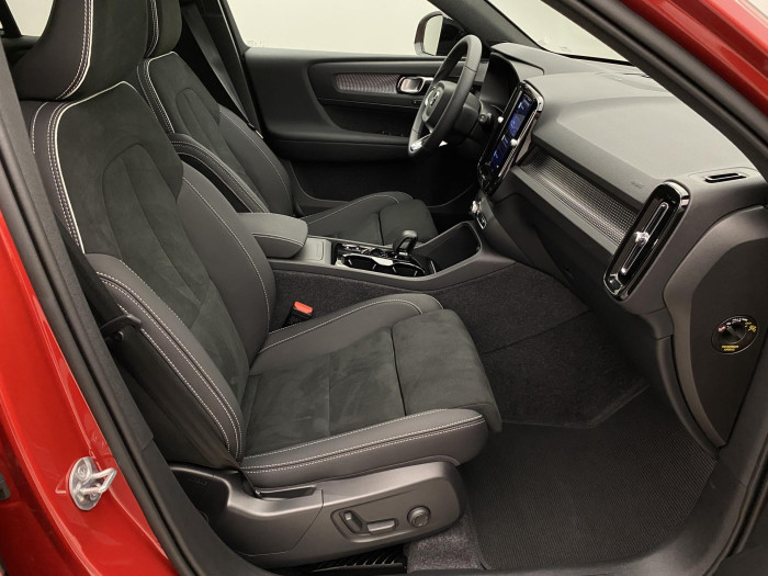 Volvo XC40 B4 DARK ULTRA AUT CZ 1.maj