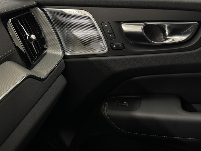 Volvo XC60 B5 AWD ULTIMATE REZERVACE