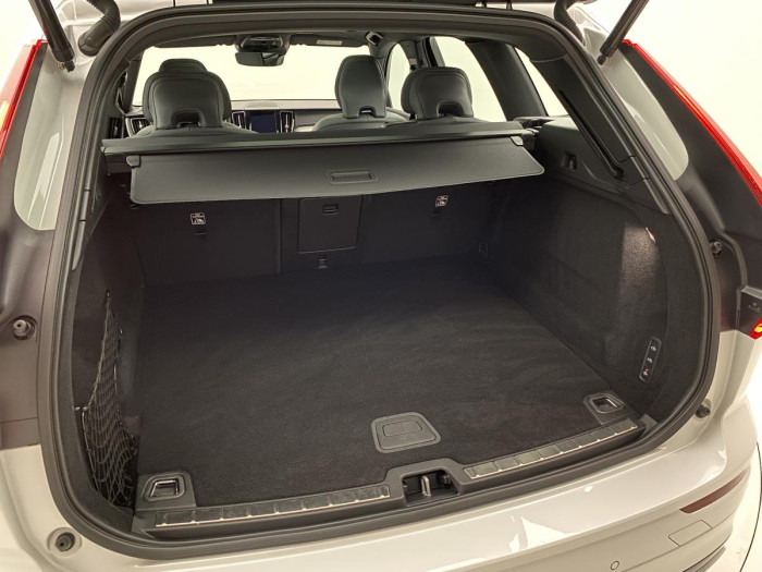 Volvo XC60 B5 AWD R-DESIGN AUT REZERVACE