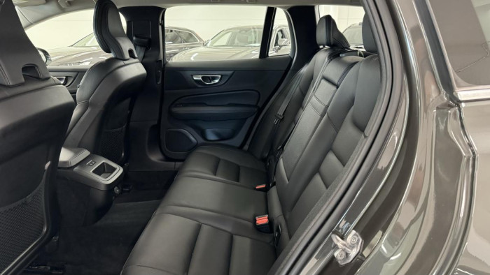 Volvo V60 B4 INSCRIPTION AUT REZERVACE