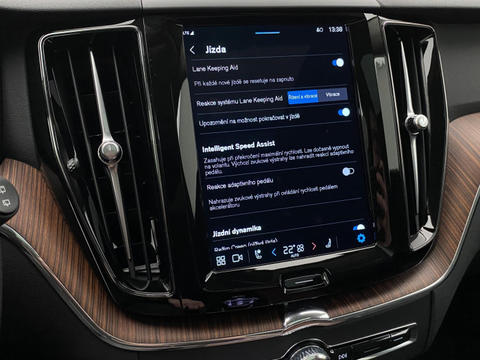 Volvo XC60 T6 AWD PLUS DARK REZERVACE
