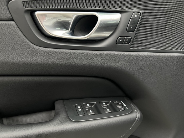 Volvo XC60 B5 AWD PLUS DARK AUT CZ