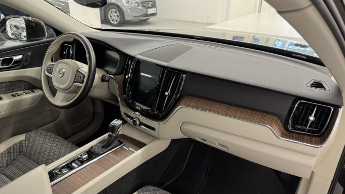 Volvo XC60 T5 AWD MOMENTUM REZERVACE 2.0 Momentum
