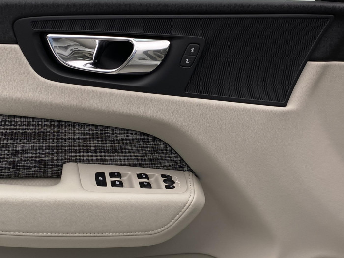 Volvo XC60 T5 AWD MOMENTUM AUT CZ 2.0 Momentum