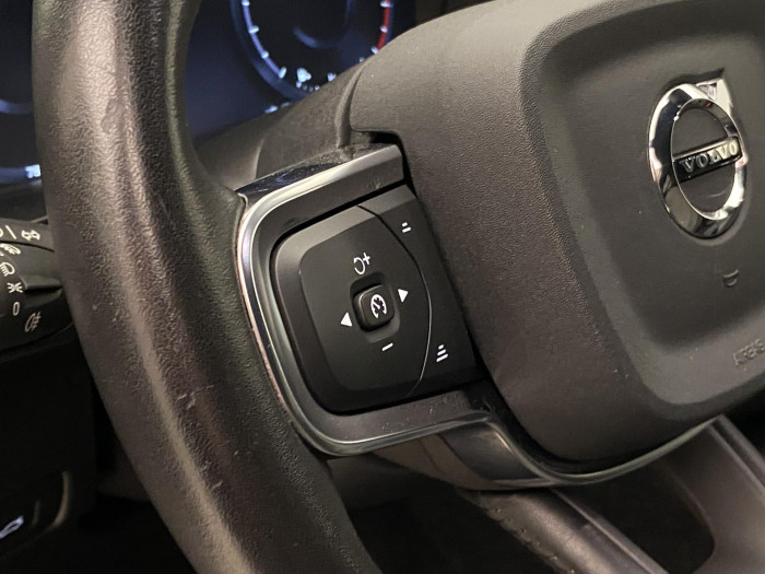 Volvo XC40 B4 MOMENTUM REZERVACE 2.0 Momentum