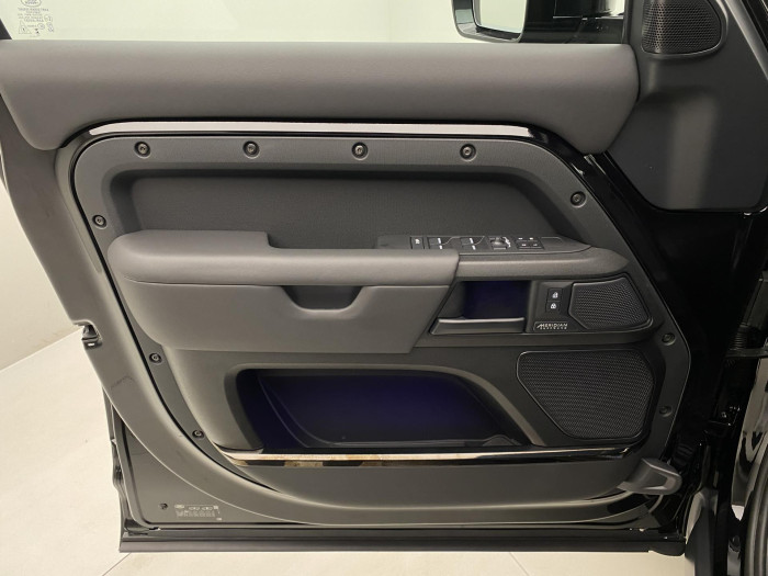 Land Rover Defender OCTA BLACK P635