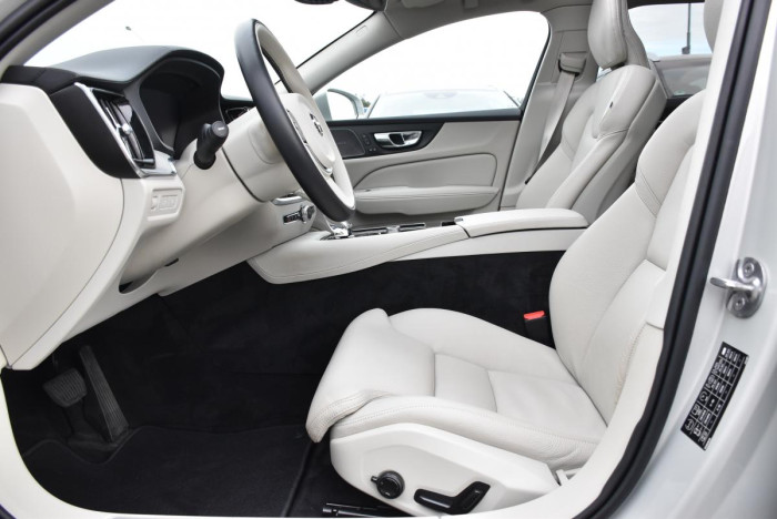 Volvo V60 T6 AWD RECHARGE REZERVACE
