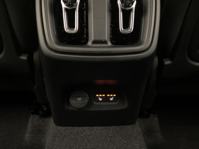 Volvo XC40 B4 MOMENTUM AUT REZERVACE 2.0 Momentum