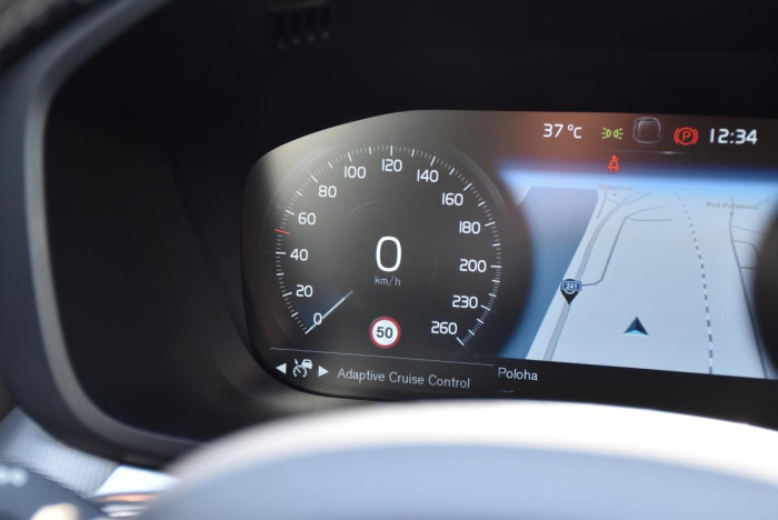 Volvo XC60 T6 AWD R-DESIGN REZERVACE