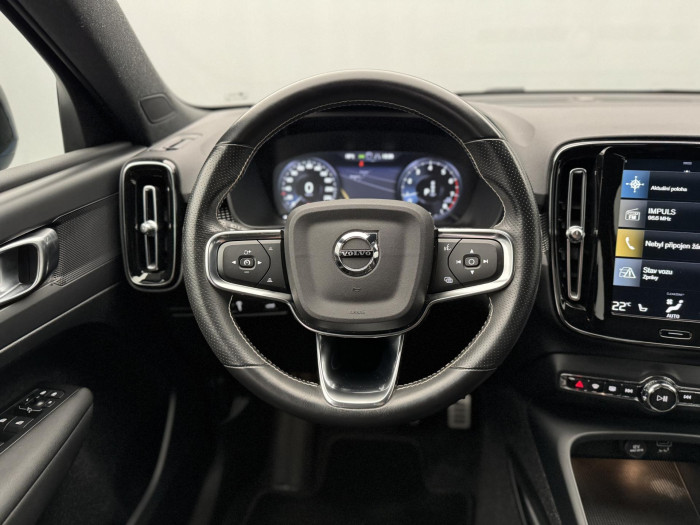 Volvo XC40 T3 R-DESIGN AUT CZ REZERVACE