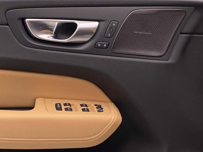 Volvo XC60 B4 AWD ULTIMATE AUT REZERVACE
