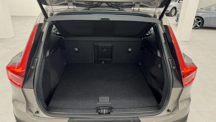 Volvo XC40 B4 AWD MOMENTUM REZERVACE 2.0 Momentum