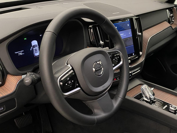Volvo XC60 B4 AWD DARK ULTIMATE REZERVACE