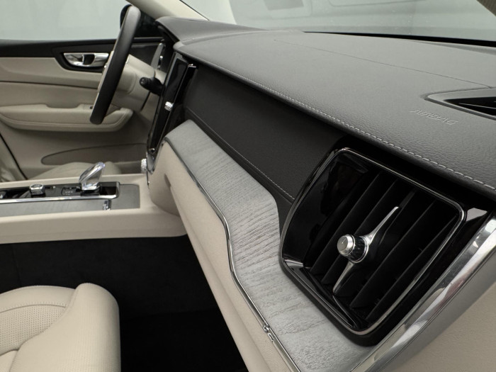 Volvo XC60 B5 AWD DARK ULTRA REZERVACE