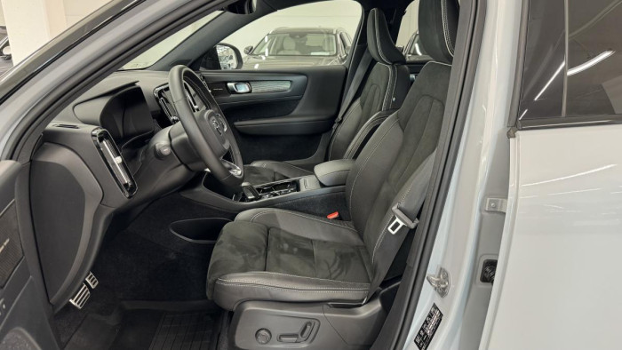 Volvo XC40 T4 R-DESIGN REZERVACE