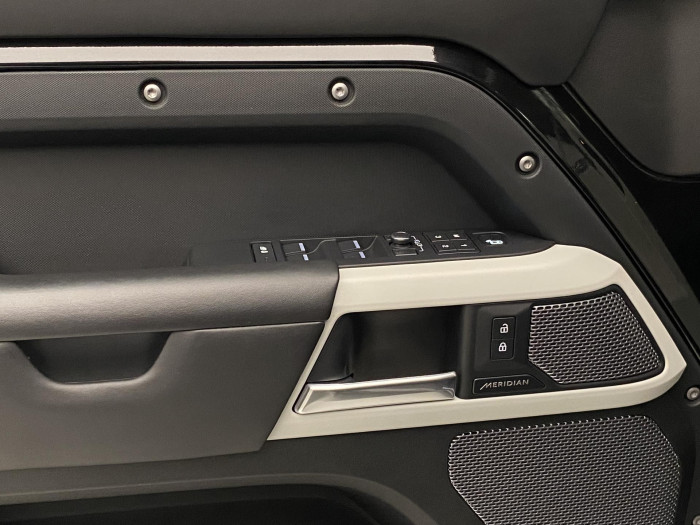 Land Rover Defender 110 P400 HSE AWD REZERVACE