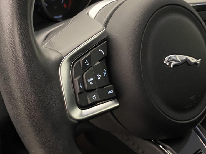 Jaguar E-Pace AWD R-DYNAMIC SE REZERVACE 2.0 Dynamic SE