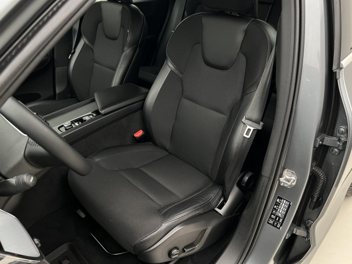 Volvo XC60 B4 AWD MOMENTUM AUT CZ 2.0 Momentum