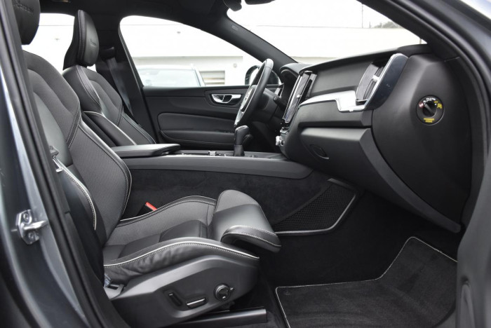 Volvo XC60 D3 R-Design 1.maj. REZERVACE 2.0 d