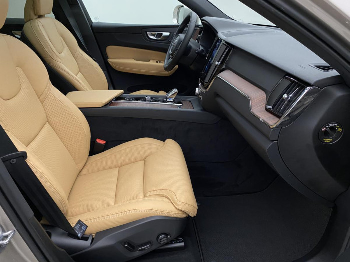 Volvo XC60 T6 AWD AT RECHARGE BRIGHT PLUS 2.0 AT Plus