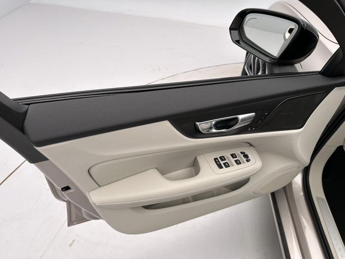 Volvo V60 T6 AWD Plug-in DARK PLUS