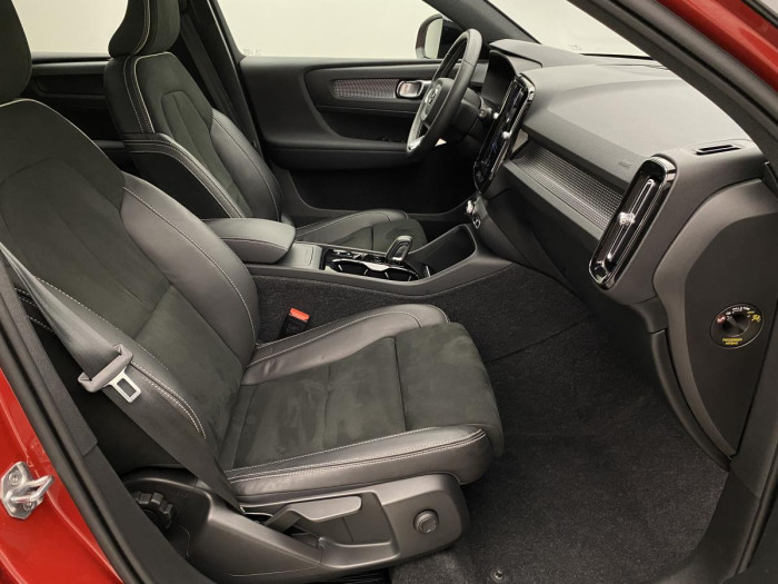 Volvo XC40 B4 AWD R-DESIGN AUT REZERVACE