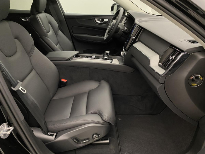 Volvo XC60 B4 AWD PLUS DARK AUT REZERVACE
