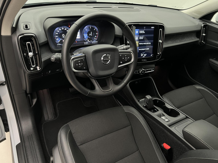 Volvo XC40 D4 AWD MOMENTUM PRO AUT CZ 2.0 d Momentum