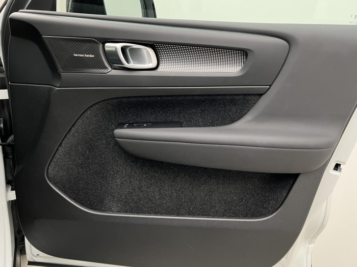 Volvo XC40 B3 ULTRA DARK AUT CZ