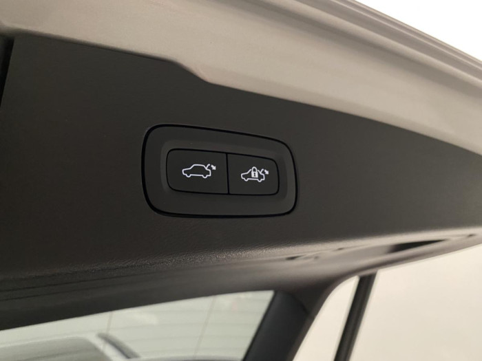 Volvo V60 B4 ULTIMATE DARK AUT REZERVACE