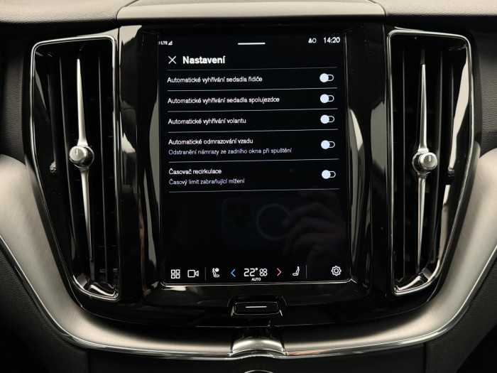 Volvo XC60 B4 AWD CORE CZ 1. maj