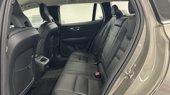 Volvo V60 B4 MOMENTUM AUT REZERVACE 2.0 Momentum