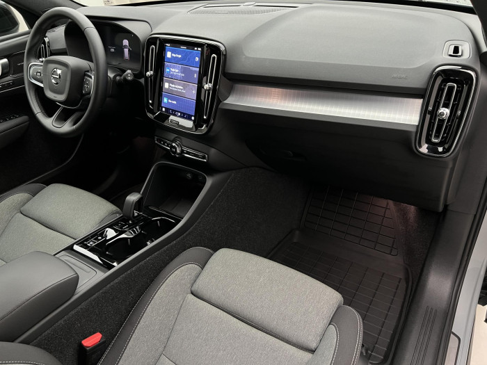 Volvo XC40 B3 PLUS DARK AUT CZ 1.maj.