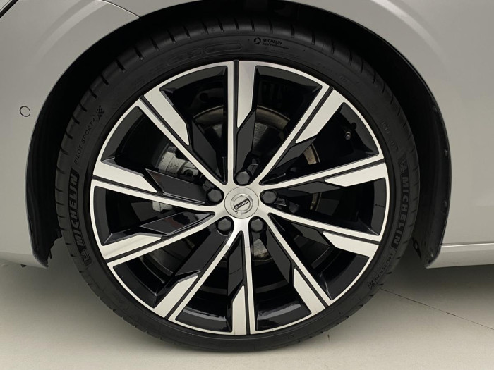 Volvo V60 B4 ULTIMATE DARK AUT REZERVACE