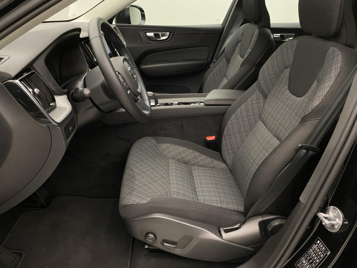 Volvo XC60 B4 MOMENTUM PRO AUT REZERVACE 2.0 Momentum