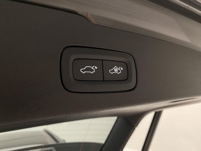 Volvo V60 B4 ULTIMATE DARK AUT REZERVACE