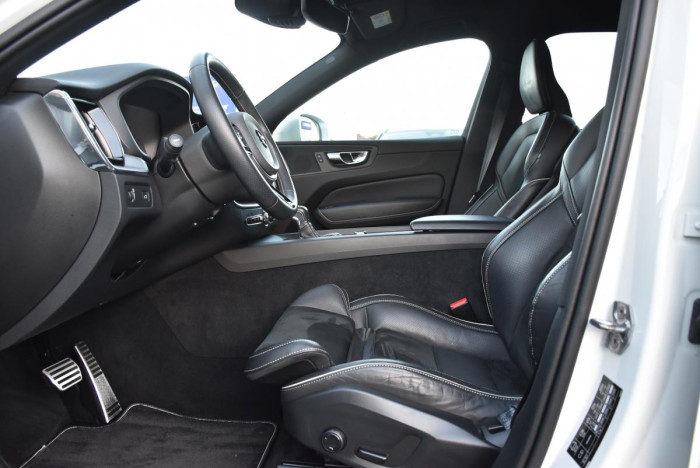 Volvo XC60 D4 AWD R-DESIGN AUT REZERVACE 2.0 d