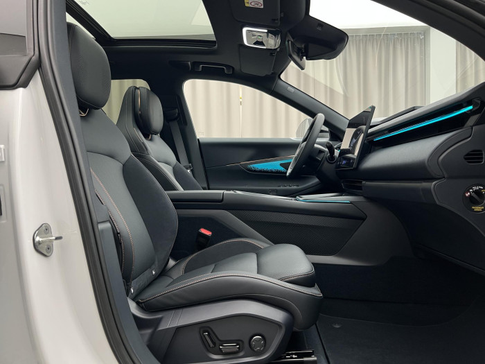 Lynk & Co 08 MORE PHEV