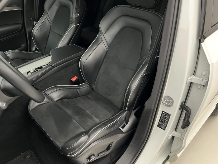 Volvo XC90 B6 AWD R-DESIGN AUT REZERVACE