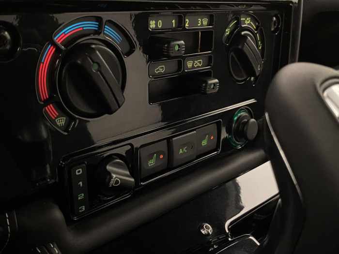 Land Rover Defender WORKS V8 TROPHY II 1 z 25 5.0 V8