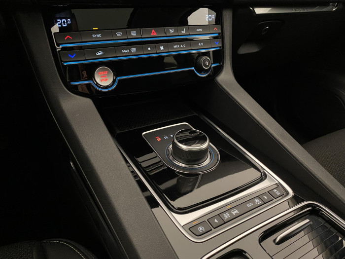 Jaguar F-Pace 20d R-SPORT AWD REZERVACE 2.0 d Sport