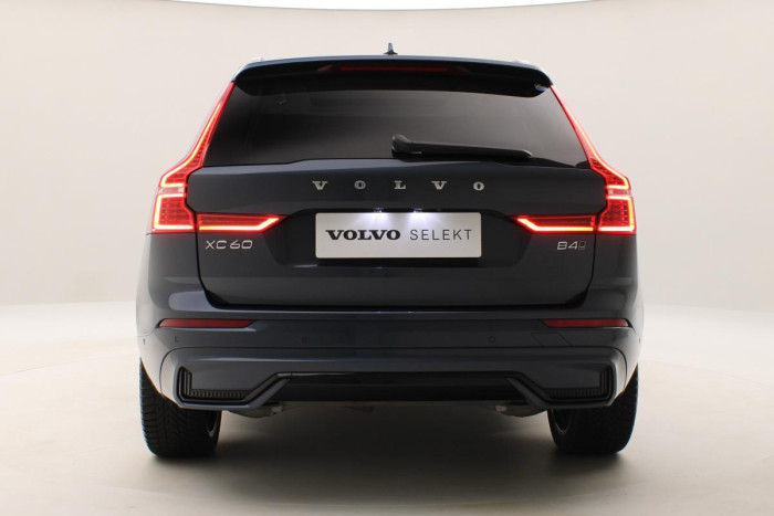 Volvo XC60 B4 AWD ULTIMATE DARK REZERVACE