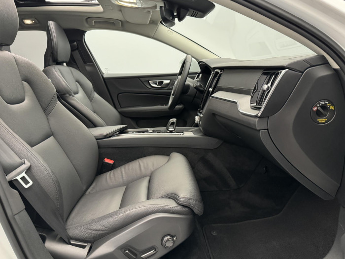 Volvo V60 CC B4 AWD ULTIMATE REZERVACE 2.0 CC CC