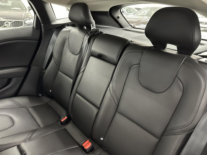Volvo V40 D2 BLACK EDITION REZERVACE 2.0 d Edition