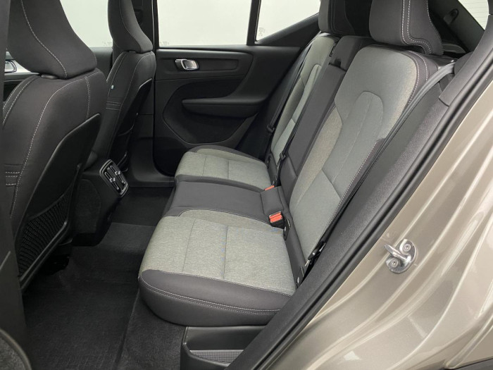 Volvo XC40 B4 MOMENTUM AUT REZERVACE 2.0 Momentum