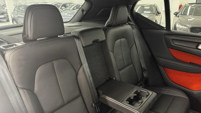 Volvo XC40 T4 AWD R-DESIGN REZERVACE