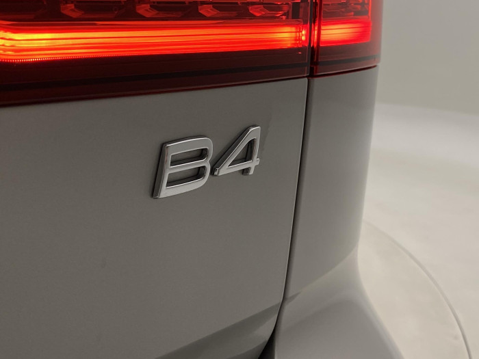 Volvo V60 B4 PLUS DARK AUT 1.maj