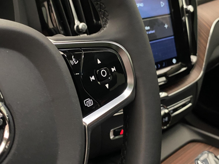 Volvo XC60 T6 AWD PLUS DARK REZERVACE