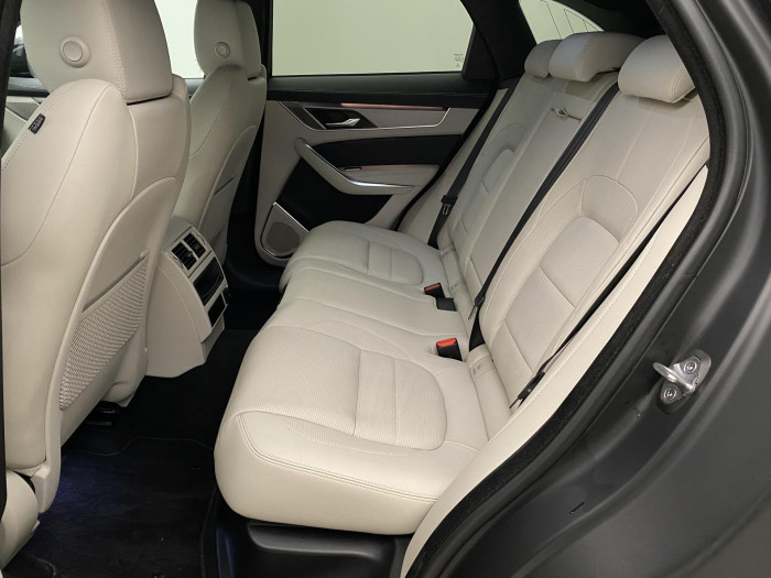 Jaguar F-Pace P250 AWD R-DYNAMIC REZERVACE 2.0 Dynamic