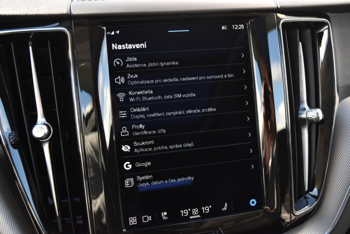 Volvo XC60 B4 AWD R-Design REZERVACE